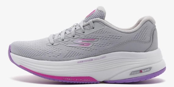 Hem Şık Hem Rahat: En Popüler Kadın Yürüyüş Ayakkabısı ve Beyaz Spor Ayakkabı Kombinleri